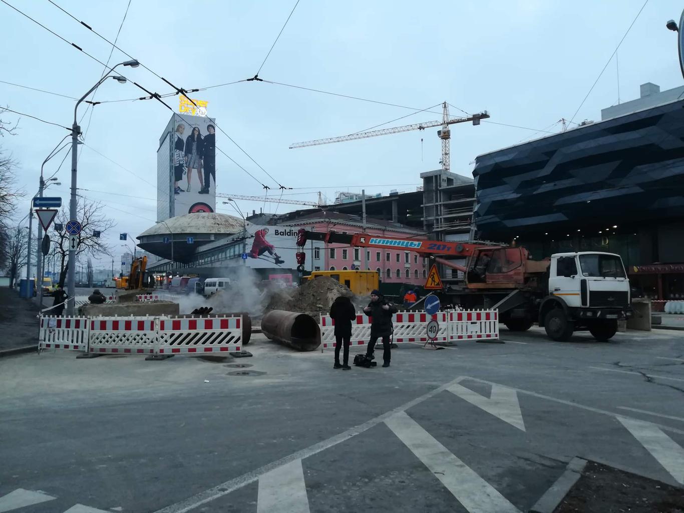 Прорив труби біля Ocean Plaza: семеро людей у лікарі