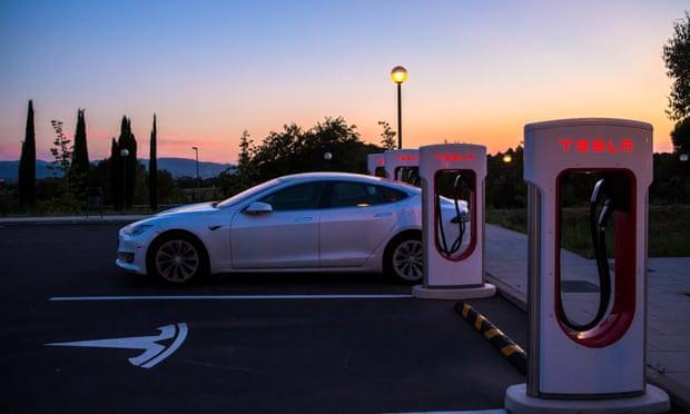 Tesla могла бути в режимі автопілоту, коли внаслідок аварії в Каліфорнії загинули двоє