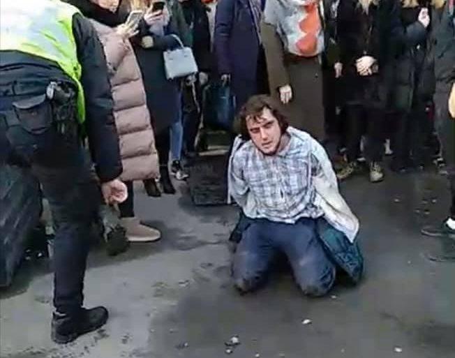 У Києві поліція затримала активістів, які намагались завадити проведенню заходу з російською блогеркою