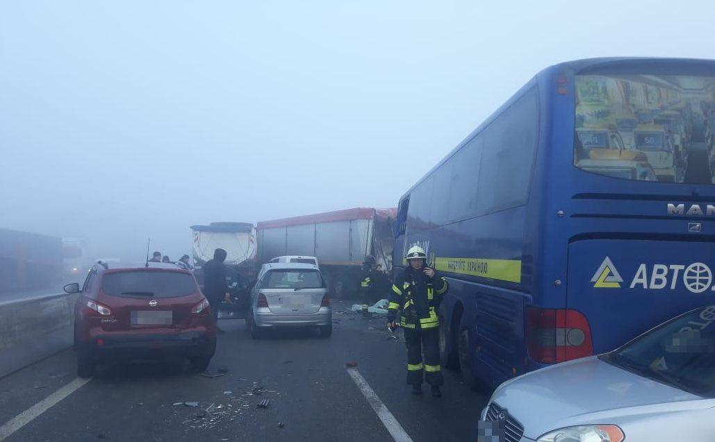 На трасі «Одеса-Київ» зіштовхнулися 11 автівок, є загиблий та поранені — поліція