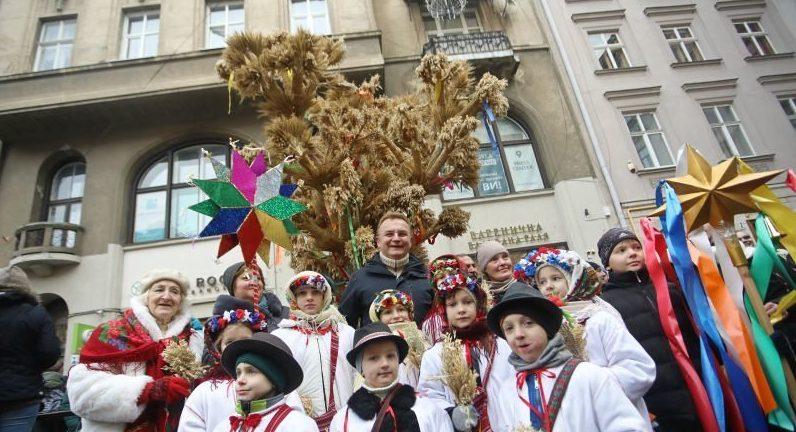 У Львові встановили чотириметровий Різдвяний дідух