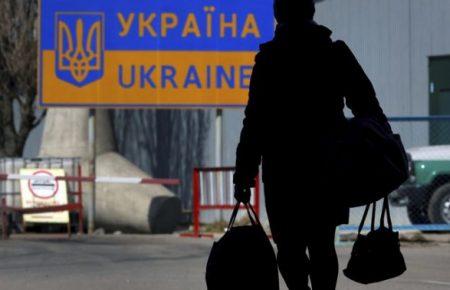 Українців за кордоном закликали не повертатися до України взимку