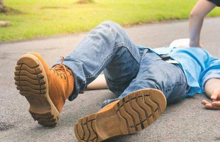 Як надати домедичну допомогу людині, яка втратила свідомість?