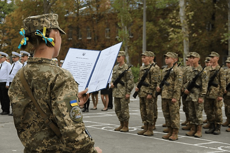 Через стереотипи жінкам доводиться «вибивати» визнання своєї фаховості в армії — Оксана Іванців