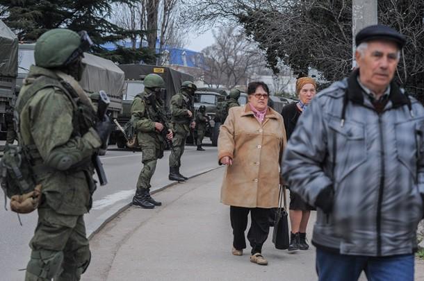 Як Росія захоплювала Крим, ховаючись за спинами цивільних — дослідження