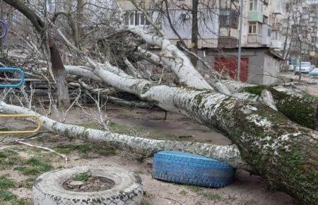 Негода в Херсоні: жінка, на яку впав карниз, у комі