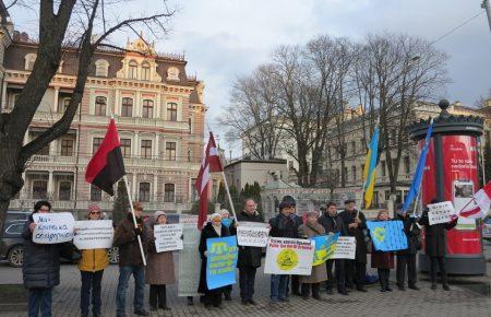 У Ризі під посольством Росії відбувся пікет проти окупації Криму