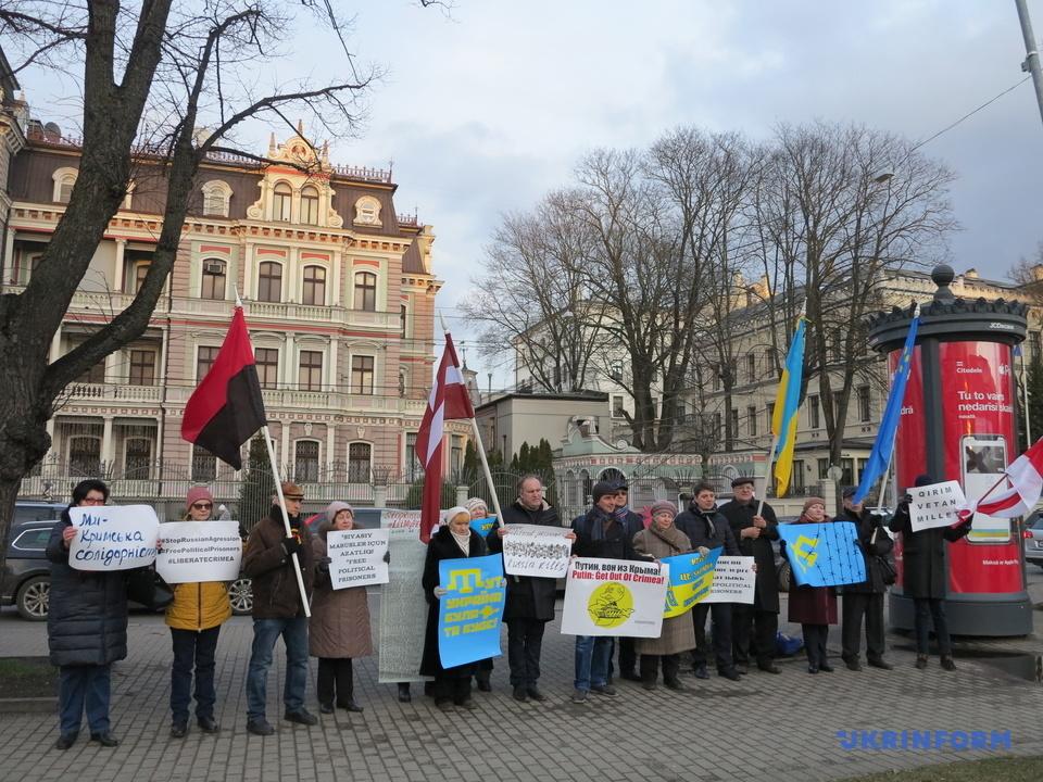 У Ризі під посольством Росії відбувся пікет проти окупації Криму