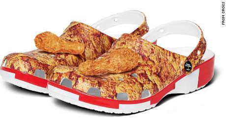 KFC та Crocs створили взуття із запахом смаженої курки