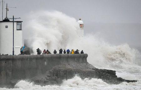 Буревій «Денніс» у Британії: двоє людей загинули, скасовані сотні авіарейсів