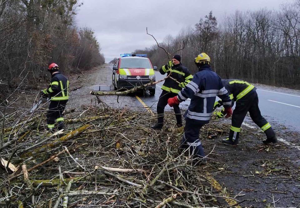 Знеструмлення та пошкоджені дахи: рятувальники розповіли про наслідки негоди