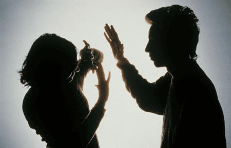 Змінити стиль одягу, припинити працювати та спілкуватись з іншими чоловіками: жінка розповіла про насильство у сім’ї