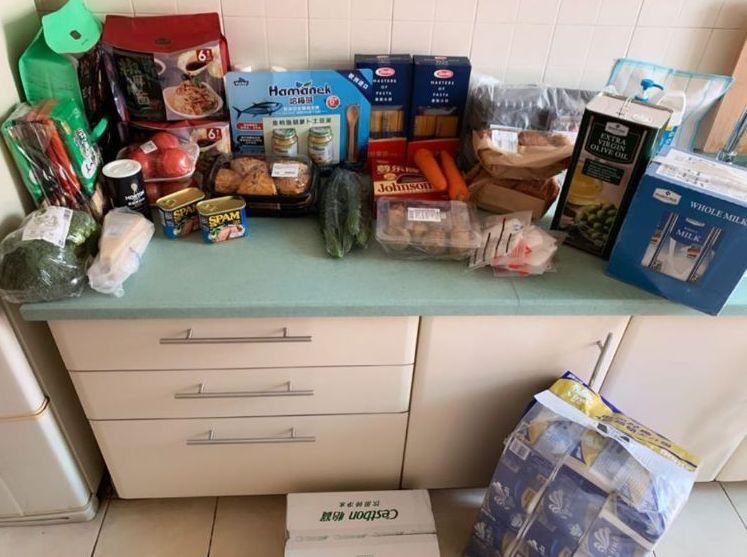 Українці, яка залишилася в Ухані з собакою, привезли продукти