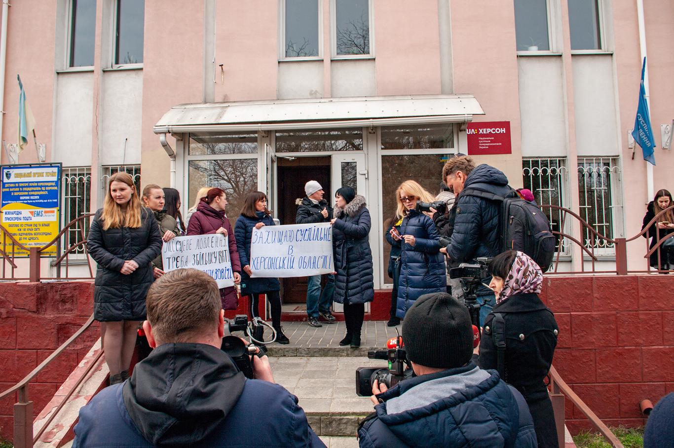 У восьми містах співробітники регіональних філій Суспільного протестували проти скорочення ефірного часу (фото)