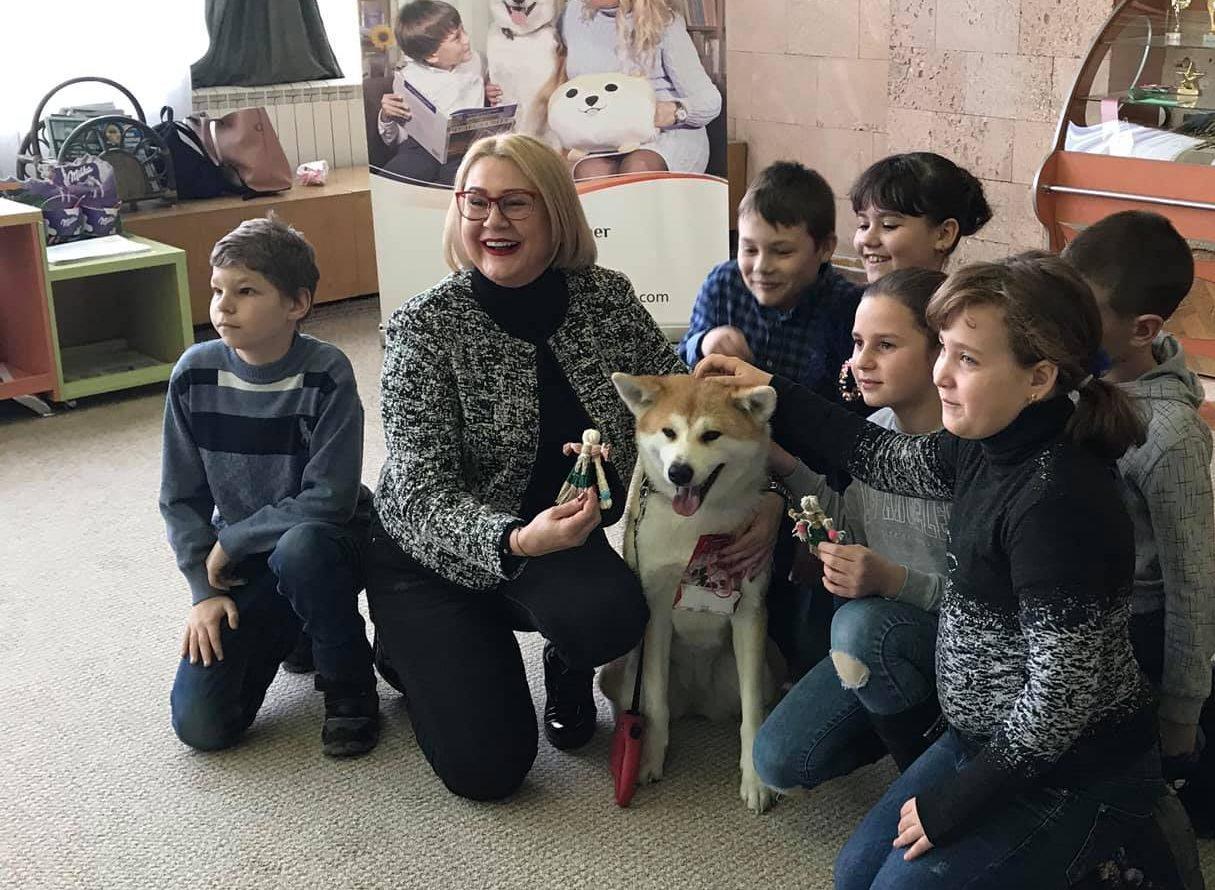 У херсонській бібліотеці собака Кіміко допомагає дітям вивчати українську