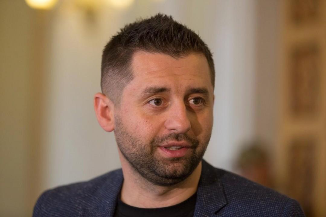 Якщо з такою швидкістю будемо рухатися, то «земельний» законопроєкт ухвалимо у квітні — Арахамія