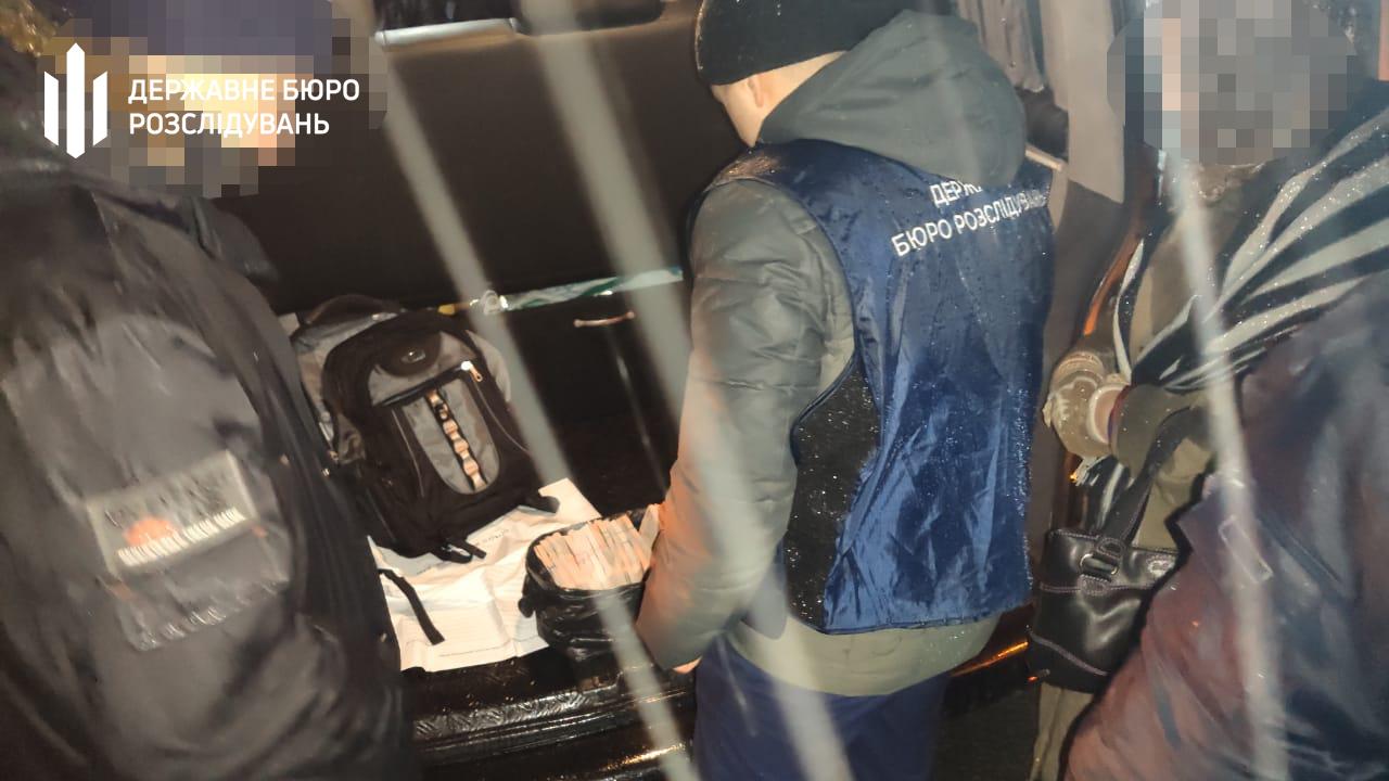 Співробітник секретаріату Кабміну вимагав хабар у 2,5 мільйона гривень — ДБР