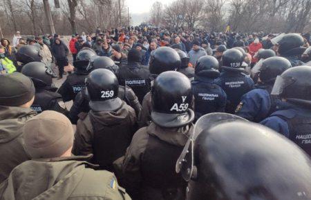 В Новых Санжарах полиция оттеснила протестующих и освободила дорогу к медцентру