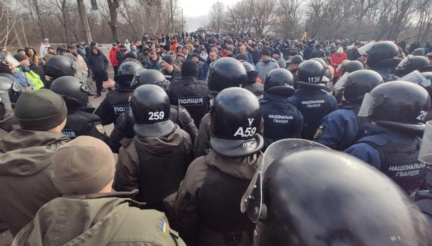 В Новых Санжарах полиция оттеснила протестующих и освободила дорогу к медцентру