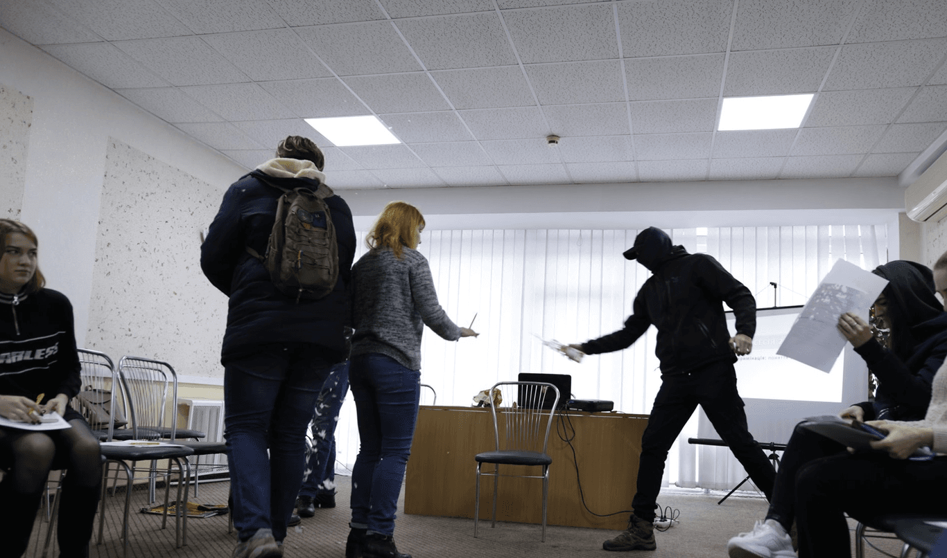 Облили олією та засипали пір'ям: у Вінниці зірвали захід школи толерантності