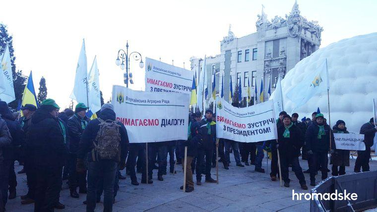 На Банковій протестують аграрії, вимагають поетапного відкриття ринку землі