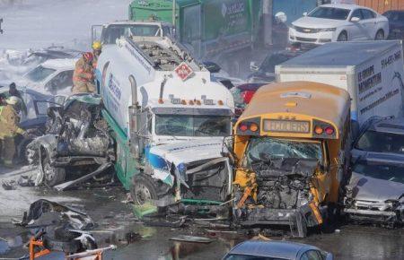 У Канаді зіткнулися більше сотні автівок