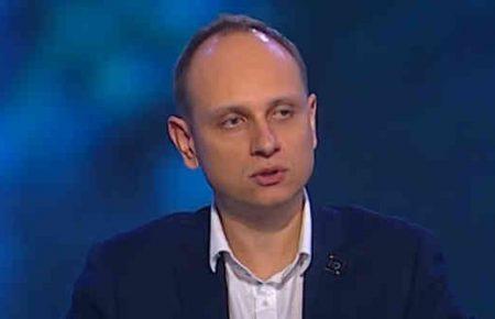 Тим, хто хоче користуватись мобільним додатком варто поки що возити з собою техпаспорт і водійські посвідчення — експерт із кібербезпеки