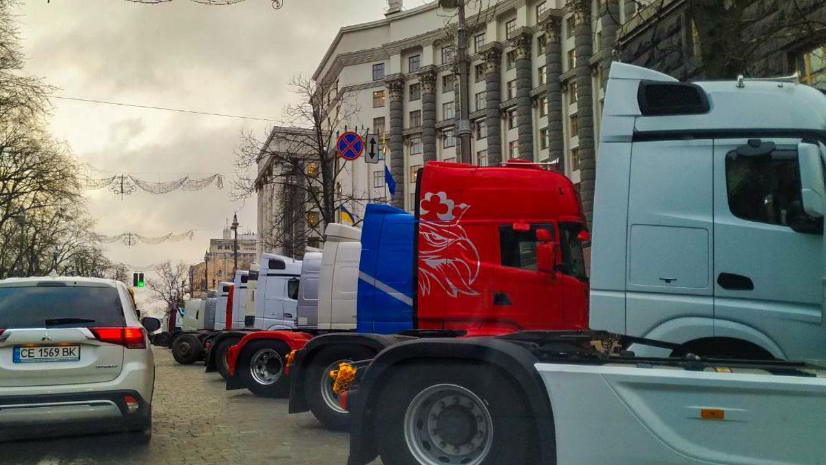 Під Кабміном протестують перевізники: на акцію приїхали десятки фур (відео)