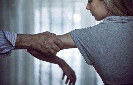 «Я не буду браться за женскую работу»: как началось и развивалось насилие в семье — история Марии