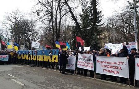 Проти об'єднання з обласним центром: у Львові представники громад пікетували під ОДА