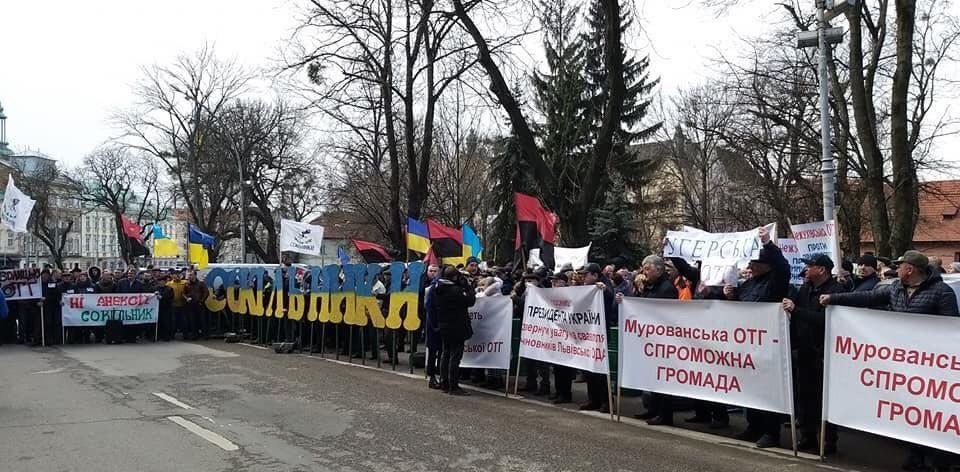 Проти об'єднання з обласним центром: у Львові представники громад пікетували під ОДА