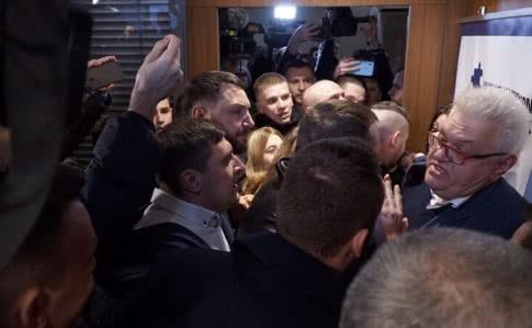 Сутички під час презентації Нацплатформи єдності: що інкримінують затриманим?