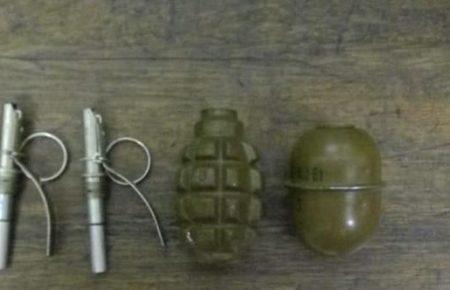 У Харкові чоловік намагався пронести дві бойові гранати