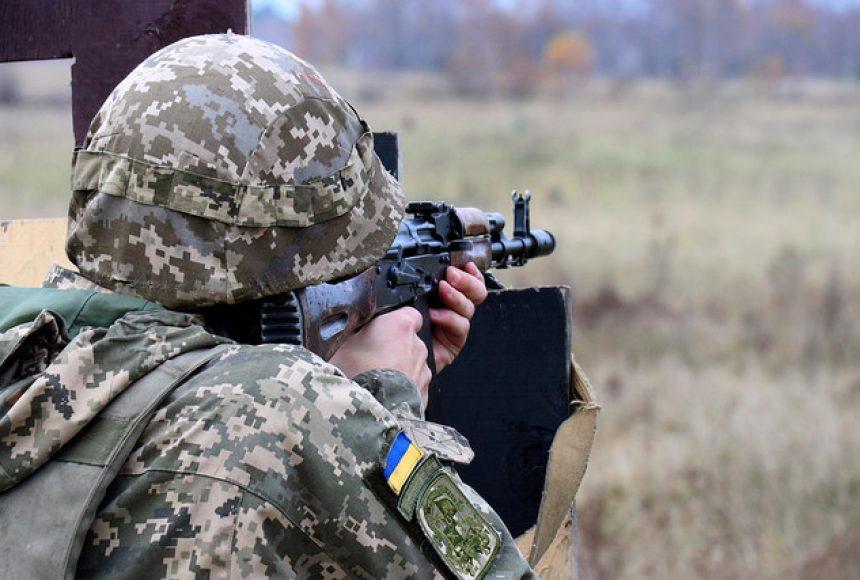 На Донбасі внаслідок обстрілів троє українських військових дістали поранення