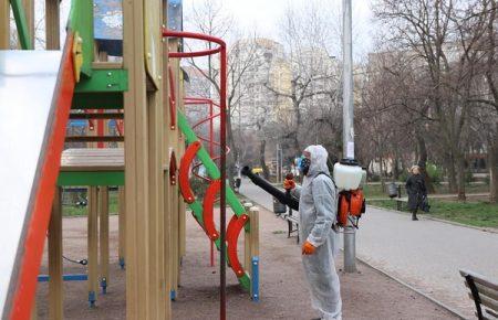 У Києві заборонили користуватися дитячими й спортивними майданчиками