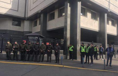 Під Конституційним судом влаштували мітинги проти можливого скасування люстрації