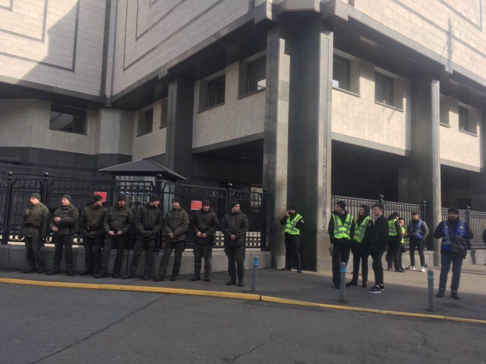 Під Конституційним судом влаштували мітинги проти можливого скасування люстрації