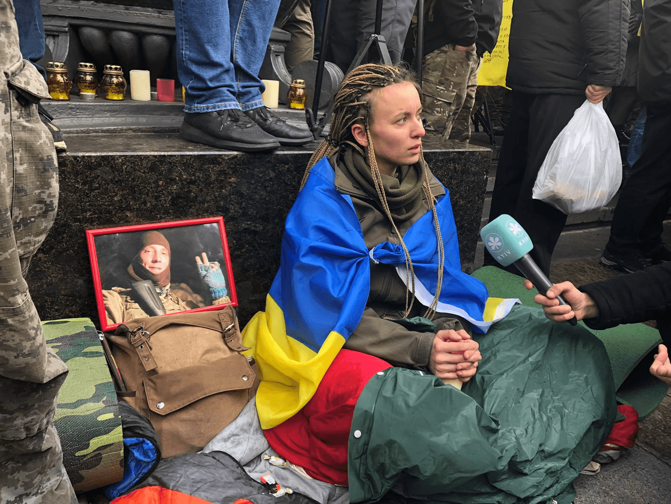 Доброволиця Ярина Чорногуз влаштувала безстроковий пікет під ОП, вимагає звільнення Єрмака