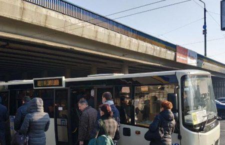 Тиснява, пасажири без масок — як проходить перший день обмежень у громадському транспорті