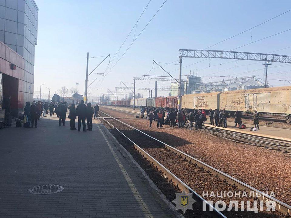 На станції «Фастів» пасажири перекрили залізничні колії і вимагали відновити рух електричок