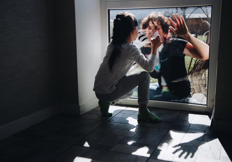 «Все відбувається як в операційній»: фотографиня Катерина Сенченко про проєкт, який показує життя українців в самоізоляції