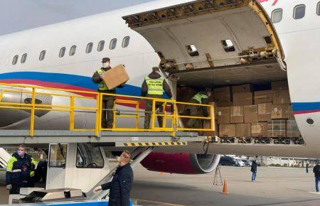 В Україну прибув другий літак із засобами захисту для лікарів, поліції та військових