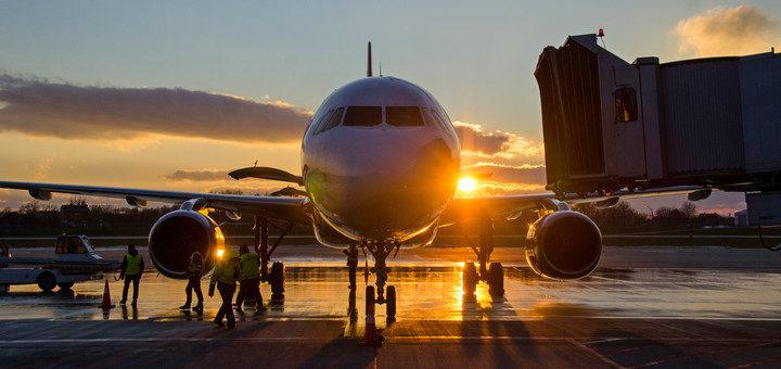 Пішки до кордону і 70 тисяч за квиток: як українці намагаються повернутися додому перед закриттям авіасполучення