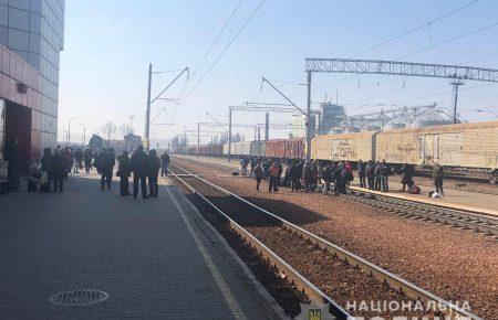 На станции «Фастов» пассажиры перекрыли железнодорожные пути и требовали восстановить движение электричек