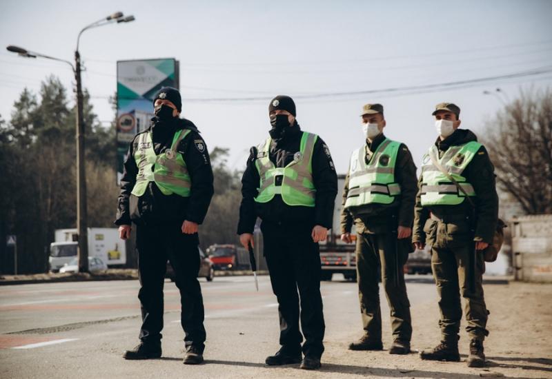 В столиці встановили стаціонарні пункти поліції і Нацвардії, щоб протидіяти поширенню коронавірусу