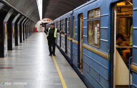 Уряд зупинив роботу метро та скасував залізничне й автобусне сполучення між областями