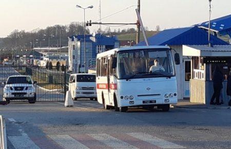 Мають зв'язатися із лікарем та піти на самоізоляцію: які правила для українців, які повертаються з-за кордону