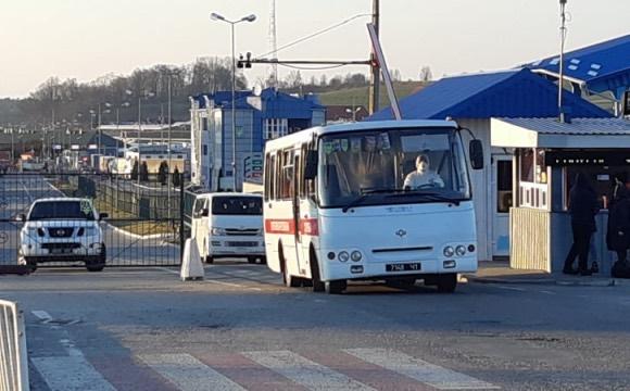 Мають зв'язатися із лікарем та піти на самоізоляцію: які правила для українців, які повертаються з-за кордону