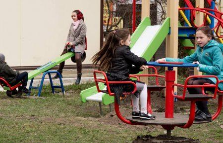 Штрафів за прогулянки з дітьми немає, ми тільки рекомендуємо — радник міністра внутрішніх справ