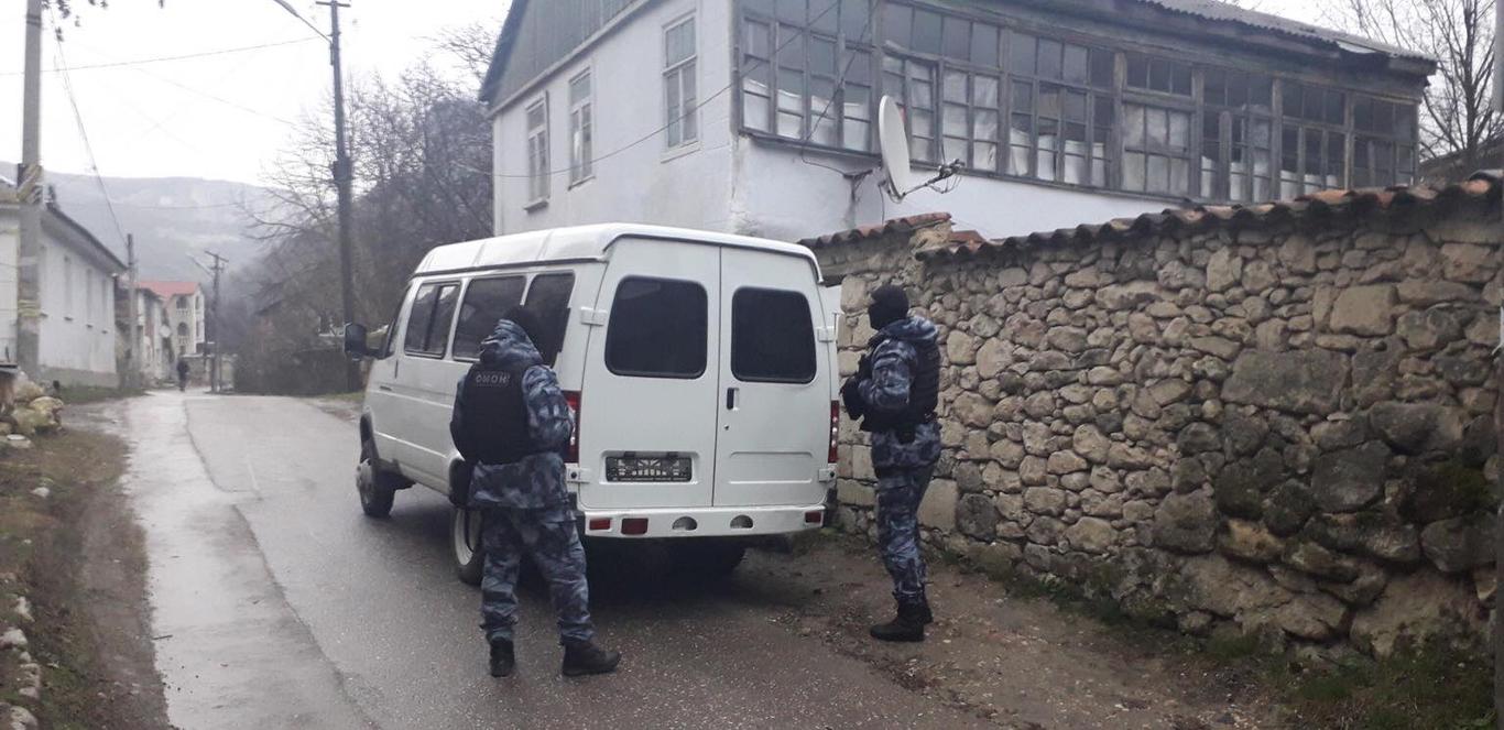 В окупованому Бахчисараї обшуки, трьох людей увезли співробітники ФСБ